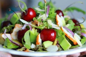 Salata de pui afumat cu cirese. Reteta salata de pui afumat cu cirese